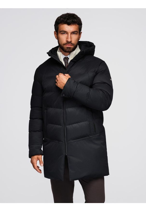 Ombre Clothing - Długa pikowana kurtka męska z kapturem i wysoką stójką – czarna V1 - Rozmiar: XXL. Okazja: na co dzień. Typ kołnierza: kołnierzyk stójkowy, kaptur. Kolor: czarny. Materiał: poliester, materiał. Długość: długie. Wzór: aplikacja. Sezon: zima. Styl: casual, elegancki