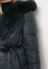 Born2be - Ciemnozielona Pikowana Kurtka za Kolano z Ozdobnym Futerkiem Velveti. Kolor: zielony. Materiał: futro. Wzór: aplikacja #2