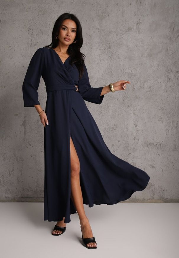 Renee - Granatowa Elegancka Sukienka o Kopertowym Kroju Zdobiona Aplikacją w Talii Zilendra. Kolor: niebieski. Wzór: aplikacja. Typ sukienki: kopertowe. Styl: elegancki