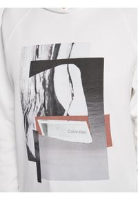 Calvin Klein Bluza Photo Print K20K204974 Biały Regular Fit. Kolor: biały. Materiał: bawełna, syntetyk. Wzór: nadruk #4
