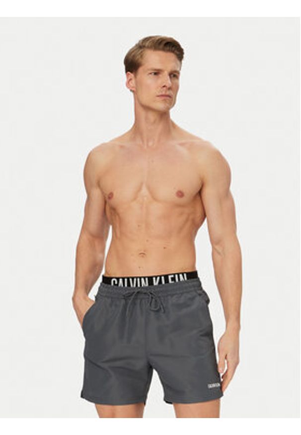 Calvin Klein Swimwear Szorty kąpielowe LV00N61015 Szary ciemny Regular Fit. Kolor: szary. Materiał: syntetyk
