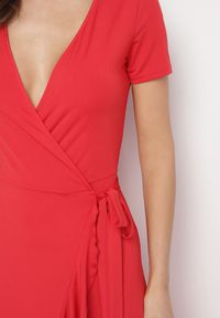 Born2be - Czerwona Sukienka z Paskiem Kopertowa Ozdobiona Falbanami Wleffia. Okazja: na spacer. Typ kołnierza: dekolt w kształcie V. Kolor: czerwony. Długość rękawa: krótki rękaw. Wzór: aplikacja. Sezon: wiosna, lato. Typ sukienki: kopertowe. Styl: elegancki #2