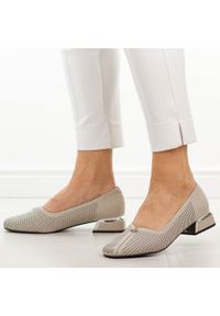 Taupe ażurowe skórzane czółenka damskie Vinceza 99203. Okazja: na co dzień. Materiał: skóra. Szerokość cholewki: normalna. Wzór: ażurowy. Sezon: wiosna, lato. Obcas: na obcasie. Styl: casual, elegancki, klasyczny. Wysokość obcasa: średni #1