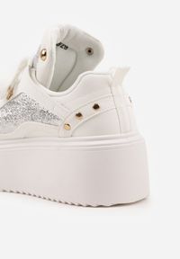 Born2be - Białe Sneakersy na Grubej Podeszwie z Metalicznymi Wstawkami i Nitami Azirra. Kolor: biały. Materiał: jeans. Szerokość cholewki: normalna #2