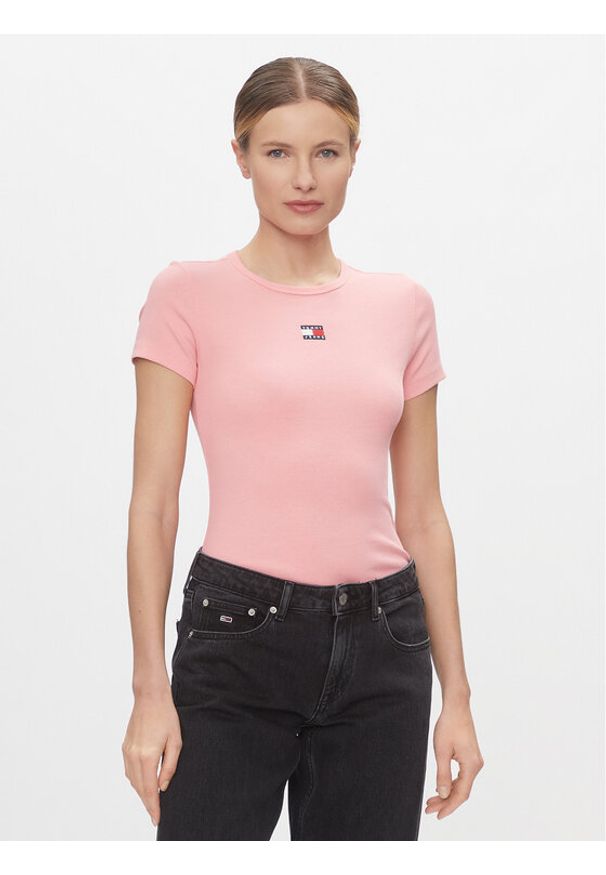 Tommy Jeans T-Shirt Badge DW0DW17881 Różowy Slim Fit. Kolor: różowy. Materiał: bawełna