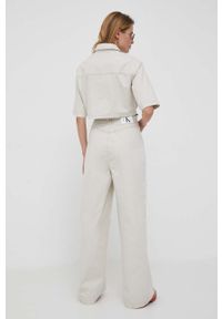 Calvin Klein Jeans kombinezon kolor beżowy z kołnierzykiemm. Kolor: beżowy. Materiał: bawełna. Długość rękawa: krótki rękaw. Długość: krótkie #2