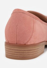 Renee - Różowe Mokasyny Vices z Wkładką ze Skóry Naturalnej Zdobione Łańcuszkiem Delariona. Kolor: różowy. Materiał: skóra. Wzór: aplikacja. Obcas: na płaskiej podeszwie. Styl: elegancki #5