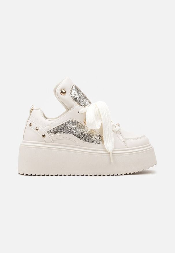 Renee - Beżowe Sneakersy na Platformie Ozdobione Nitami i Metalicznymi Elementami Azista. Nosek buta: okrągły. Zapięcie: sznurówki. Kolor: beżowy. Materiał: jeans. Szerokość cholewki: normalna. Wzór: aplikacja. Obcas: na platformie. Wysokość obcasa: średni
