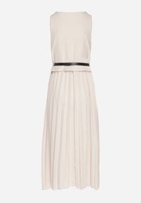 Born2be - Beżowa Sukienka Bez Rękawów z Plisami i Paskiem z Klamrą Iffale. Okazja: na spacer, na co dzień. Kolor: beżowy. Długość rękawa: bez rękawów. Styl: casual, klasyczny #6