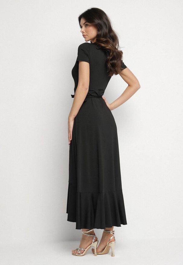 Born2be - Czarna Sukienka z Paskiem Kopertowa Ozdobiona Falbanami Wleffia. Okazja: na spacer. Typ kołnierza: dekolt w kształcie V. Kolor: czarny. Długość rękawa: krótki rękaw. Wzór: aplikacja. Sezon: wiosna, lato. Typ sukienki: kopertowe. Styl: elegancki