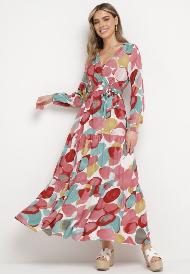 Born2be - Czerwona Wiskozowa Sukienka z Gumką w Pasie i Materiałowym Paskiem z Trójkątnym Dekoltem Fumella. Okazja: na co dzień. Kolor: czerwony. Materiał: wiskoza, materiał. Typ sukienki: proste. Styl: casual, klasyczny