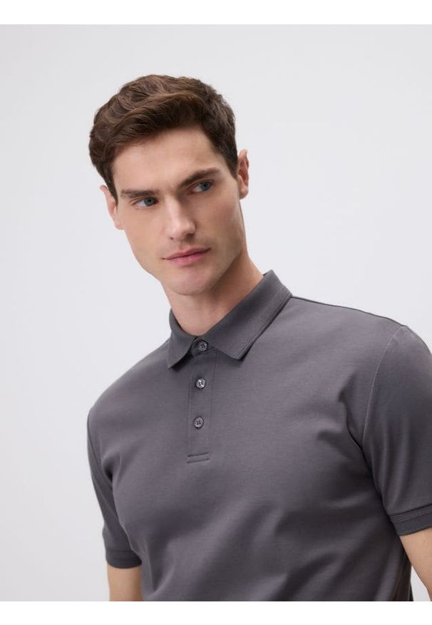 Reserved - Polo slim z bawełny pima - ciemnoszary. Typ kołnierza: polo. Kolor: szary. Materiał: bawełna