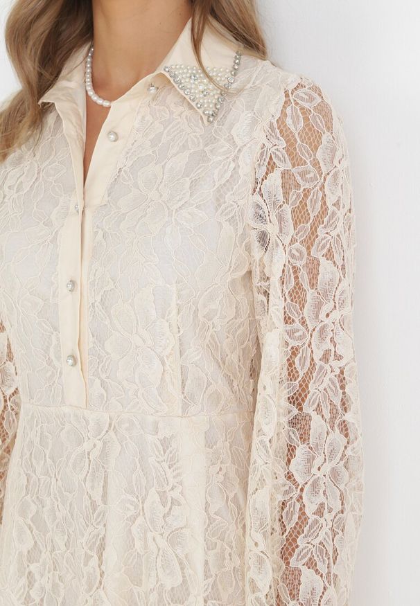 Born2be - Beżowa Koronkowa Sukienka Maxi z Ozdobnym Kołnierzem z Cyrkoniami Abena. Kolor: beżowy. Materiał: koronka. Długość rękawa: długi rękaw. Typ sukienki: koszulowe. Długość: maxi