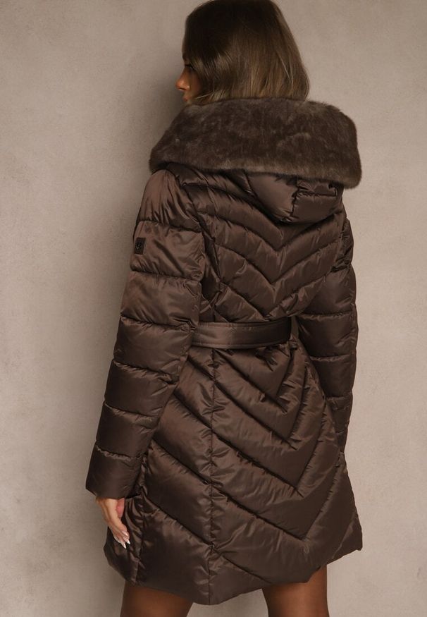 Renee - Brązowa Kurtka z Pikowanym Przeszyciami Wiązanym Paskiem i Kapturem z Futrem Fenida. Kolor: brązowy. Materiał: futro. Styl: elegancki