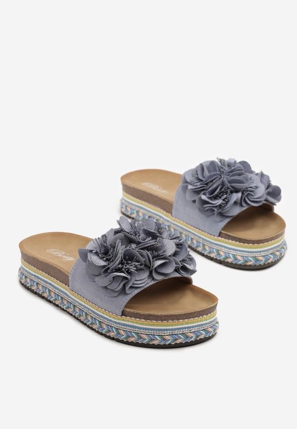 Renee - Niebieskie Klapki na Plecionej Podeszwie z Kwiatami 3D Cleoniae. Okazja: na imprezę, na co dzień. Kolor: niebieski. Materiał: jeans. Wzór: kwiaty. Sezon: lato. Styl: casual, elegancki