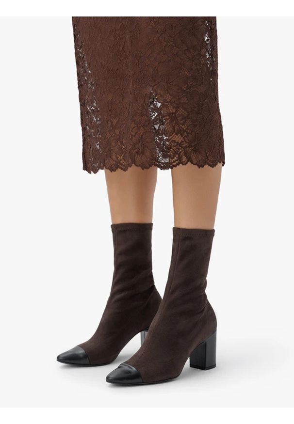 Ryłko - Brązowe elastyczne botki z czarnym noskiem. Zapięcie: bez zapięcia. Kolor: brązowy. Materiał: tkanina. Szerokość cholewki: normalna. Obcas: na obcasie. Styl: elegancki, street. Wysokość obcasa: średni