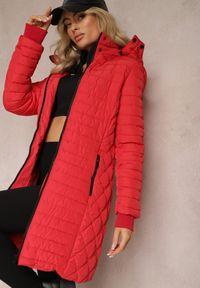 Renee - Czerwona Kurtka do Kolan Pikowana Garle. Okazja: na co dzień. Kolor: czerwony. Materiał: jeans, tkanina. Długość: do kolan. Styl: casual, elegancki