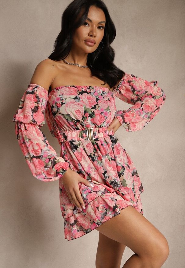 Renee - Czarna Sukienka Hiszpanka z Wiskozy w Kwiaty z Paskiem i Falbanami Zelmoi. Okazja: na randkę, na co dzień. Typ kołnierza: dekolt hiszpanka. Kolor: czarny. Materiał: wiskoza. Wzór: kwiaty. Sezon: lato. Styl: casual