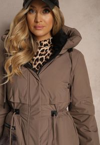 Renee - Brązowa Kurtka Parka ze Ściągaczami w Talii i Kapturem Zdobiona Zawieszką Zeriena. Okazja: na co dzień. Kolor: brązowy. Materiał: jeans. Długość rękawa: długi rękaw. Długość: długie. Wzór: aplikacja. Styl: casual, elegancki