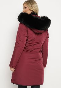 Born2be - Bordowa Dwustronna Kurtka za Kolano z Kapturem z Futerkiem Zephyro. Typ kołnierza: kaptur. Kolor: czerwony. Materiał: futro. Długość: długie. Wzór: aplikacja, gładki #4