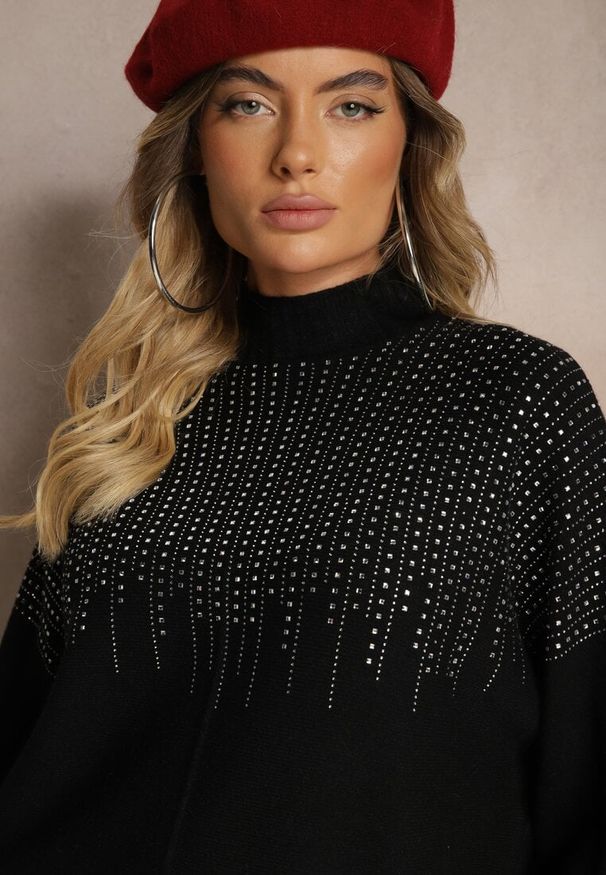Renee - Czarny Golf o Kroju Oversize z Eleganckim Cyrkoniowym Zdobieniem przy Dekolcie Melirra. Okazja: na co dzień. Typ kołnierza: golf. Kolor: czarny. Wzór: aplikacja. Styl: elegancki