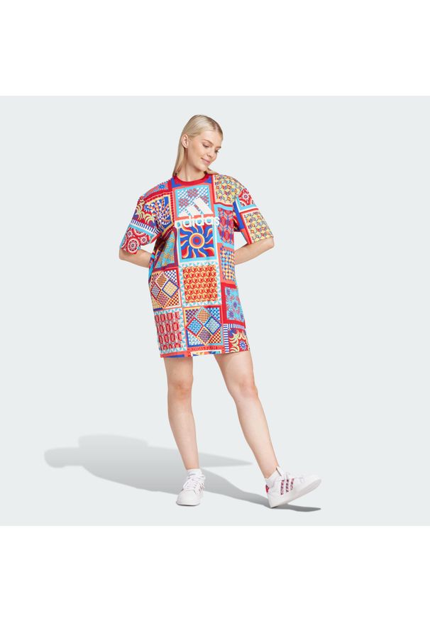 Adidas - Sukienka adidas x FARM Rio Slim. Kolor: czerwony, niebieski, wielokolorowy. Wzór: kolorowy. Typ sukienki: sportowe. Styl: sportowy