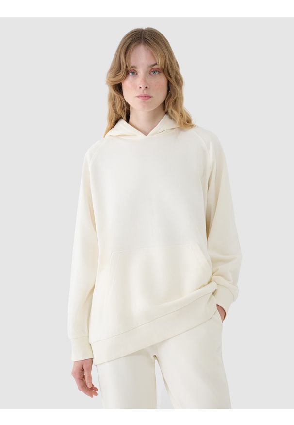 4f - 4F Bluza dresowa nierozpinana z kapturem damska - biała M. Okazja: na co dzień. Typ kołnierza: kaptur. Kolor: biały. Materiał: dresówka. Długość rękawa: raglanowy rękaw. Wzór: gładki, ze splotem. Styl: casual, sportowy