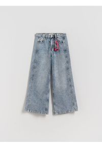 Reserved - Jeansy super wide leg z breloczkiem - granatowy. Kolor: niebieski