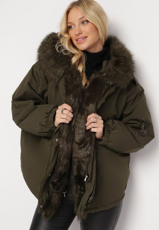 Born2be - Ciemnozielona Kurtka Parka Oversize z Futerkiem Mitto. Kolor: zielony. Materiał: futro. Długość rękawa: długi rękaw. Długość: długie. Sezon: zima, jesień. Styl: klasyczny, elegancki