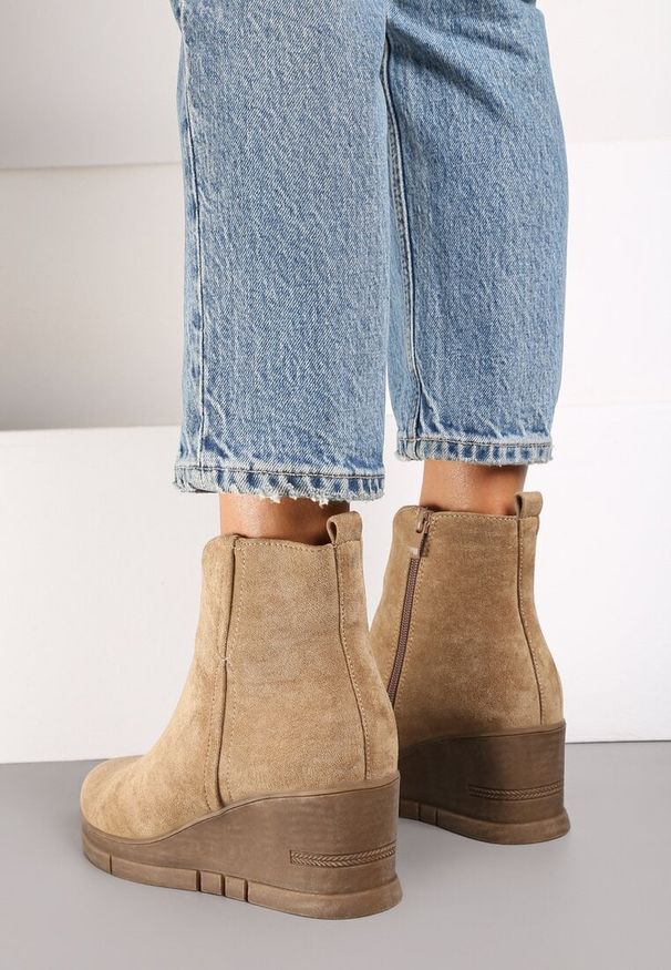 Renee - Ciemnobeżowe Casualowe Botki na Koturnie z Ociepleniem Etteora. Okazja: na co dzień. Kolor: beżowy. Materiał: jeans. Obcas: na koturnie. Styl: casual
