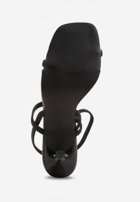 Renee - Czarne Sandały na Szpilce z Dopasowującymi się do Stopy Paskami Usinrya. Zapięcie: pasek. Kolor: czarny. Materiał: satyna. Wzór: paski. Obcas: na szpilce. Wysokość obcasa: średni #7