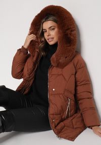 Born2be - Brązowa Pikowana Kurtka o Pudełkowym Kroju z Odpinanym Futerkiem i Ozdobnym Suwakiem Hedilina. Okazja: na co dzień, na spacer. Kolor: brązowy. Materiał: futro. Styl: casual, elegancki #6