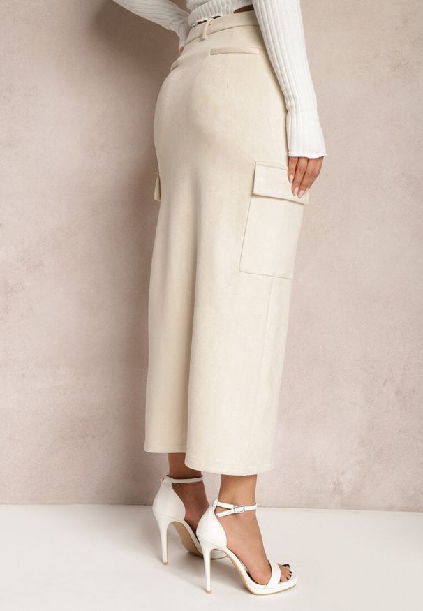 Renee - Jasnobeżowa Maxi Spódnica z Dzianiny z Ozdobnym Rozcięciem i Kieszeniami Arirpe. Kolor: beżowy. Materiał: dzianina. Styl: elegancki