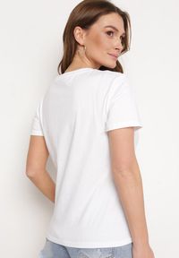 Born2be - Biały Bawełniany T-shirt Koszulka z Krótkim Rękawem Ozdobiona Nadrukiem i Cyrkoniami Quana. Okazja: na co dzień. Kolor: biały. Materiał: bawełna. Długość rękawa: krótki rękaw. Długość: krótkie. Wzór: nadruk, aplikacja. Styl: casual, elegancki #7