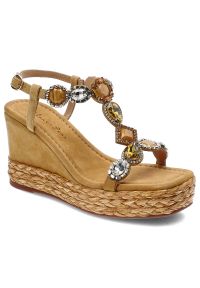 Brązowe Sandały Alma En Pena Eleganckie Espadryle Na Koturnie. Okazja: na spacer, na plażę. Zapięcie: sprzączka. Kolor: brązowy. Materiał: skóra, zamsz, materiał. Szerokość cholewki: normalna. Wzór: aplikacja. Sezon: lato. Obcas: na koturnie. Styl: elegancki #1