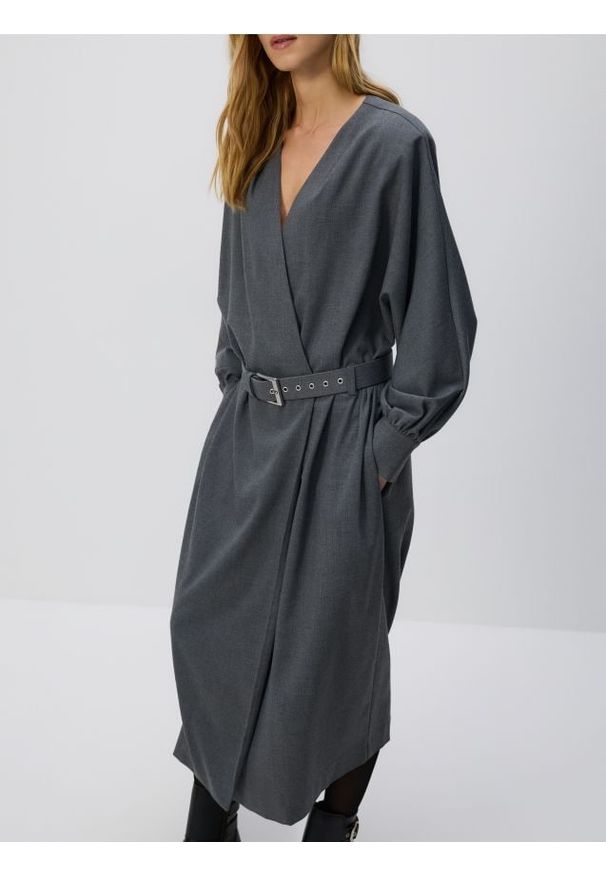 Reserved - Sukienka z paskiem - ciemnoszary. Kolor: szary. Materiał: wiskoza, tkanina. Typ sukienki: proste