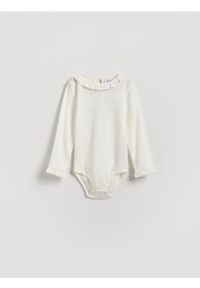 Reserved - Strukturalne body - złamana biel. Materiał: dzianina, bawełna