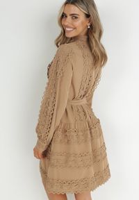 Born2be - Ciemnobeżowa Sukienka Koszulowa z Wiązanym Paskiem i Ażurowymi Taśmami Dimi. Typ kołnierza: kołnierzyk stójkowy. Kolor: beżowy. Materiał: materiał. Wzór: ażurowy. Typ sukienki: koszulowe. Długość: mini #2