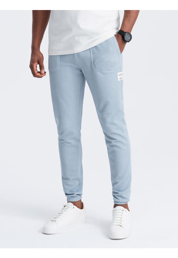 Ombre Clothing - Spodnie męskie dresowe ze strukturalnej dzianiny - jasnoniebieskie V4. Kolor: niebieski. Materiał: dresówka, dzianina. Wzór: melanż, aplikacja, ze splotem. Styl: elegancki