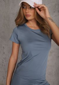 Renee - Jasnoniebieski Klasyczny T-shirt o Gładkim Wykończeniu Rhethine. Kolor: niebieski. Materiał: jeans, zamsz. Długość: krótkie. Wzór: gładki. Styl: klasyczny #1