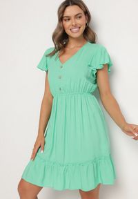 Born2be - Zielona Rozkloszowana Bawełniana Sukienka z Guzikami i Falbanami Natinema. Okazja: na co dzień. Typ kołnierza: dekolt w serek. Kolor: zielony. Materiał: bawełna. Sezon: lato. Styl: casual #5