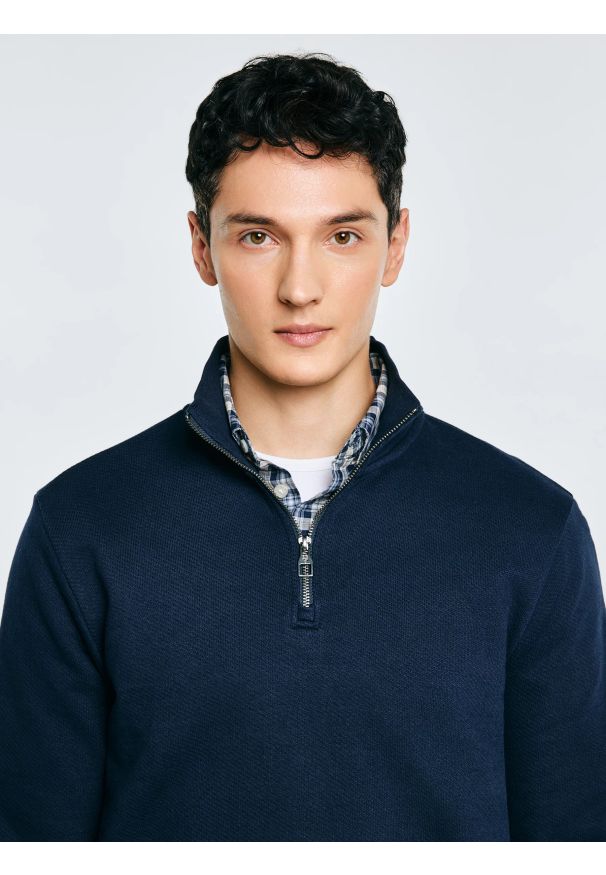 Big-Star - Bluza męska ze stójką granatowa Salih 403. Typ kołnierza: kołnierzyk stójkowy. Kolor: niebieski. Materiał: wiskoza, dzianina. Styl: klasyczny