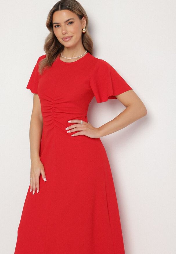 Born2be - Czerwona Rozkloszowana Sukienka Ozdobiona Marszczeniem Odallica. Kolor: czerwony. Wzór: aplikacja. Typ sukienki: rozkloszowane. Styl: elegancki