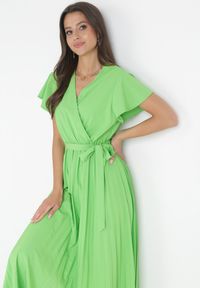 Born2be - Zielona Elegancka Sukienka Maxi w Plisy z Kopertowym Dekoltem i Wiązaniem Thessi. Kolor: zielony. Sezon: lato. Typ sukienki: kopertowe. Styl: elegancki. Długość: maxi #4