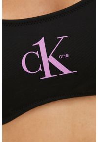 Calvin Klein biustonosz kąpielowy kolor czarny lekko usztywniona miseczka. Kolor: czarny. Materiał: dzianina, poliamid. Wzór: nadruk #3