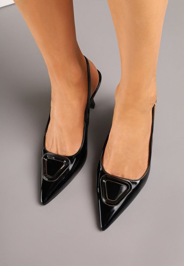 Born2be - Czarne Lakierowane Czółenka Sandały Vices na Szpilce Bez Pięty z Ozdobną Aplikacją Atenarrea. Okazja: na co dzień, na imprezę. Zapięcie: sprzączka. Kolor: czarny. Materiał: lakier. Wzór: aplikacja. Obcas: na szpilce. Styl: casual