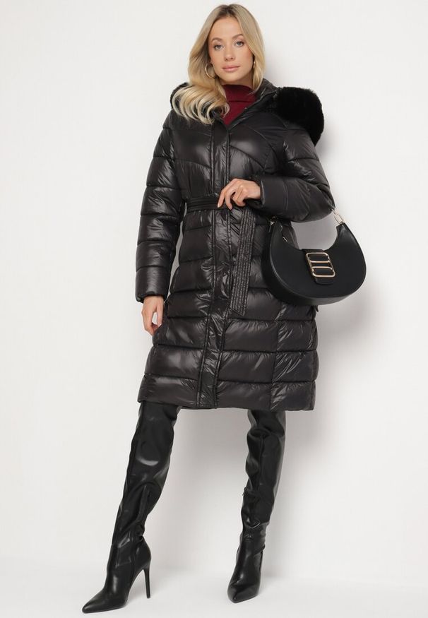 Born2be - Czarna Pikowana Kurtka o Długim Kroju z Odpinanym Kapturem z Futerkiem i Paskiem oleti. Okazja: na co dzień, na spacer. Kolor: czarny. Materiał: futro. Długość: długie. Sezon: zima. Styl: klasyczny, casual, elegancki