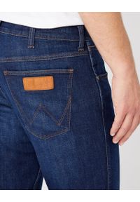 Wrangler - WRANGLER GREENSBORO MĘSKIE SPODNIE JEANSOWE STARLITE W15QYJ38E