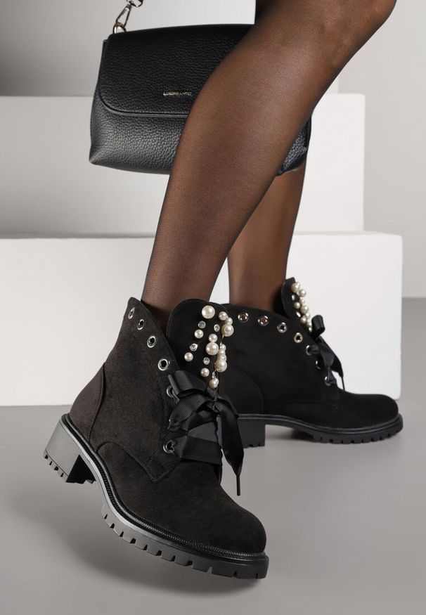 Renee - Czarne Botki z Imitacji Zamszu z Ozdobnymi Sznurówkami Perłami i Cyrkoniami Jovilda. Okazja: na co dzień. Kolor: czarny. Materiał: zamsz. Wzór: aplikacja. Obcas: na obcasie. Styl: casual, rockowy. Wysokość obcasa: średni