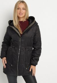 Born2be - Czarna Pikowana Kurtka z Kapturem i Ściągaczami w Talii Tiobelle. Okazja: na spacer. Typ kołnierza: kaptur. Kolor: czarny. Materiał: jeans, skóra, poliester. Styl: klasyczny, sportowy #1